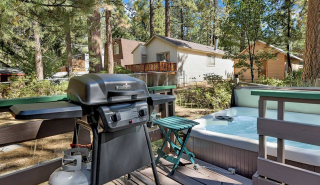 Moonridge Cottage at Bear Mountain Resort w/Hot Tub