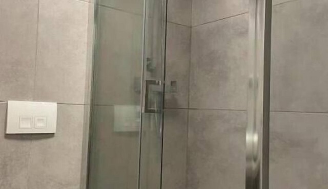 Morden flat close to DLR station with free parking