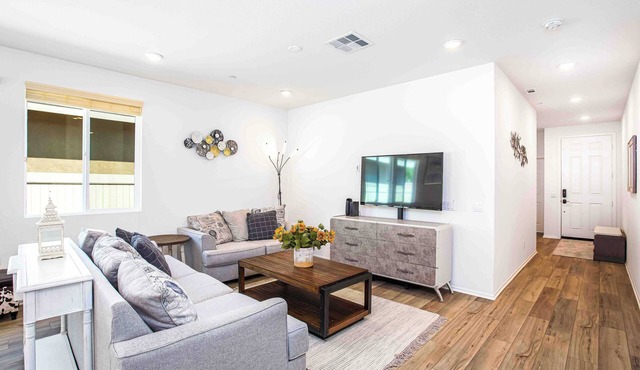 Moreno Valley 3BR Retreat｜Modern Coastal Design｜Private Patio Included #41378