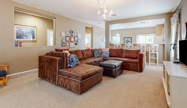 Mountain view home with high-speed WiFi, central AC, and a private washer/dryer