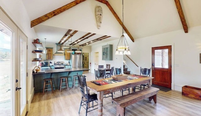 Mountain view modern home with open layout, gas fireplace, smart TVs, & W/D