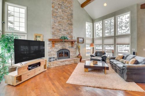 Mountain Views and Deck Spacious Eureka Getaway! in Eureka