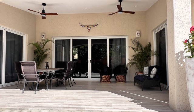 New, 2 king bed casita, Town Center, Private Gardens, 2 minutes to Beach