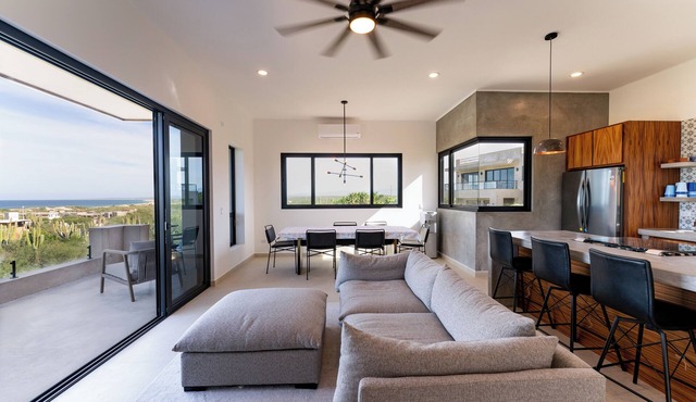 New 3-bedroom Home - Pool & jacuzzi - 10 minute walk to South beach
