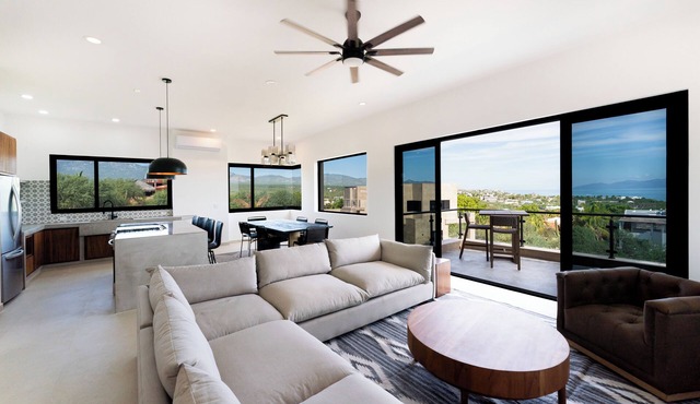 New 4 bedroom home - pool and jacuzzi - 10 minute walk to South Beach