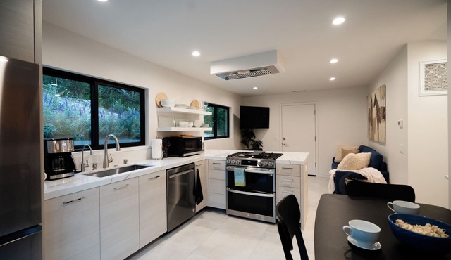 New Contemporary in a Parklike setting 2-bed 2-bath in amazing TO fast WiFi, AC