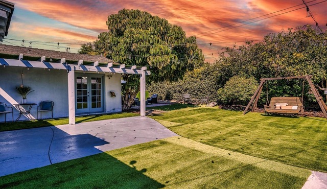 NEW Delightful Single story home Sleeps 14 with Beautiful outdoor space.