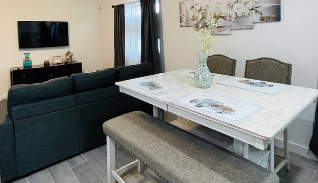 New & Modern 2b/2b Apartment Centrally located