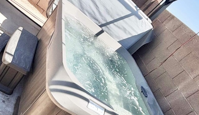 NEW OUTDOOR HOT TUB & 3 SMART TVS ‘PETS’ ‘MINS TO PARKS’ ‘Relaxation’