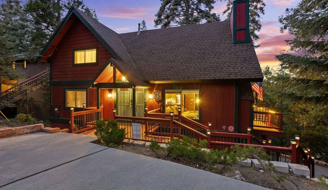 New! Rustic & cozy cabin w/pool table, deck, garage, dog friendly!