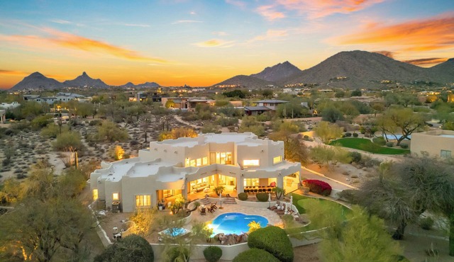 NEW Spacious 6-bedroom 5.5 Bath house in Scottsdale!