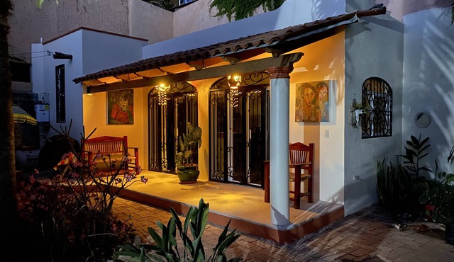 “NEW” ! Surround yourself with Modern Art. Walking 2 minutes from the beach.