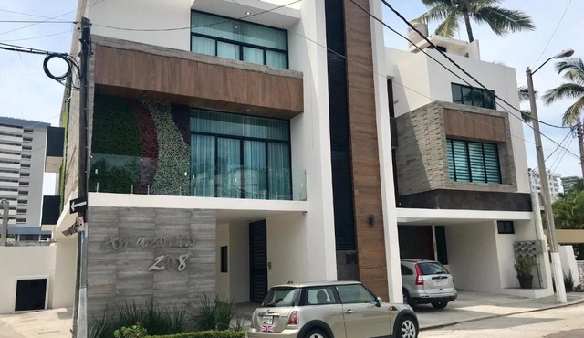 Newer Ground Floor Apartment Near The Beach, Shops