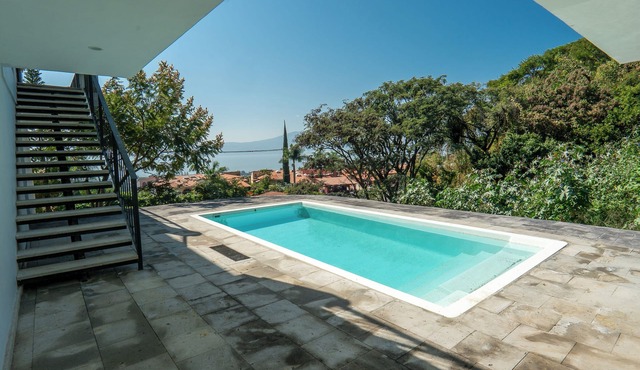 Nice little house with lake view, shared pool, in an AAA neighborhood.