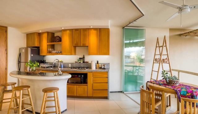 Oasis Beachfront w/Rooftop Pool in Best Location 101