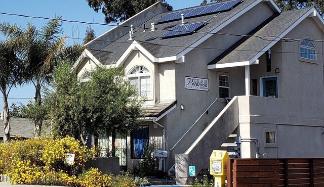 Ocean View 1 Bedrm House Sleeps 4, Steps to the Beach & Train Station, Pets O