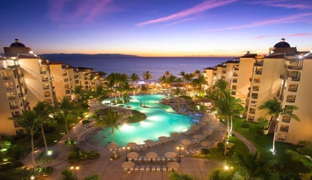 Oceanfront Elegance: 3400 SqFt Penthouse with Jacuzzi Dec 21-28- Contact Host!