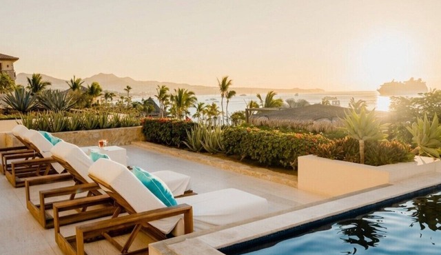 Oceanfront Luxury Escape, Breathtaking Views. Private Pool & Jacuzzi