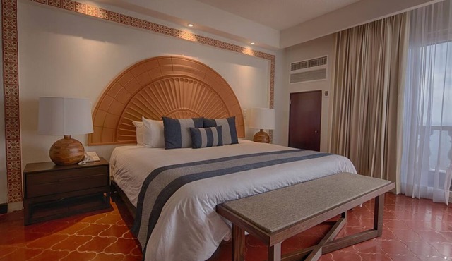 Oceanfront Resort w/Scenic Pools & Easy Beach Access, Ideal for Romantic Stay