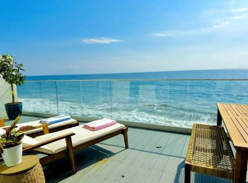 Oceanfront Retreat Sandy Toes Oasis