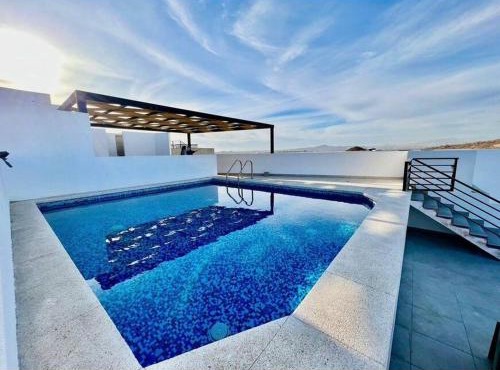 Oceanview Condo/Rooftop pool