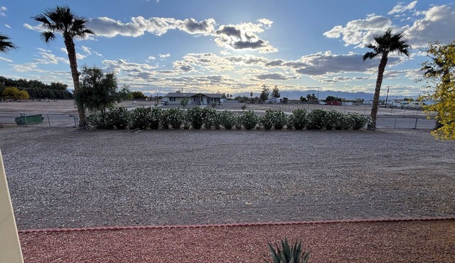 Off Roading and boaters paradise with pull through driveway and gated parking!