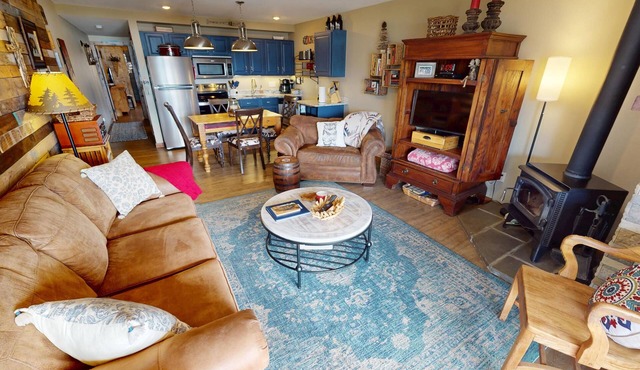 On Lake! Updated! 1st Floor, Hot Tub. Walk to Amphitheater, Marina, Parks