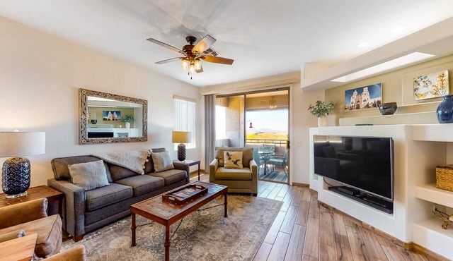 Open & bright condo with WiFi, W/D, pool, hot tub & panoramic views