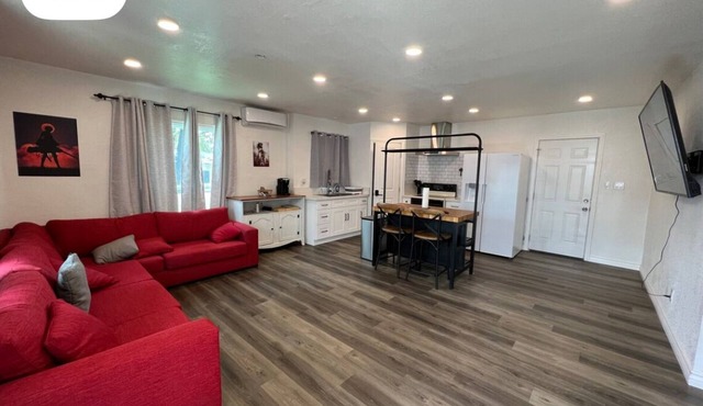 Open concept modern home: about 20 minutes or less to Disney,Malls, Beaches, etc