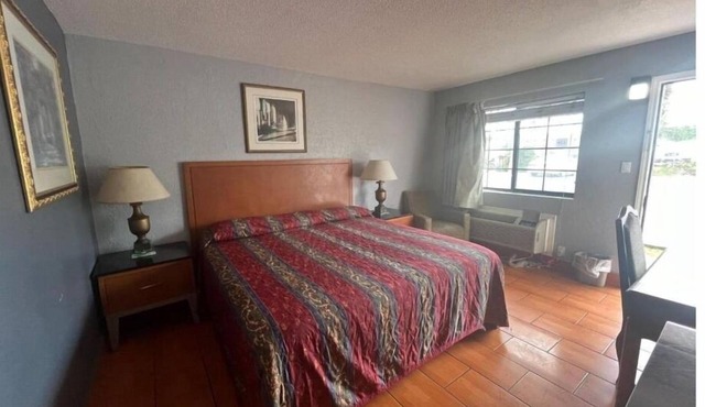 Outdoor Pool Stay Near Palo Alto Battlefield + Parking