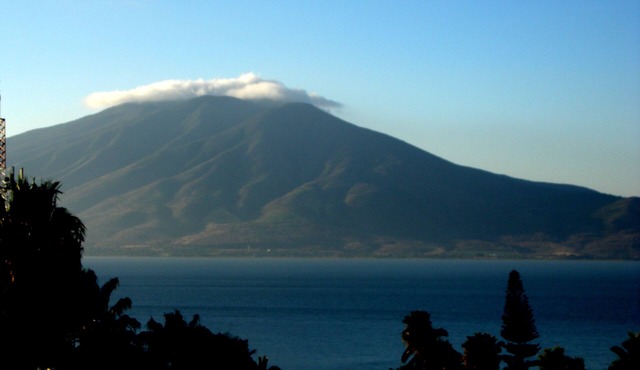 Outstanding lake and mountain views, heated swimming pool, restos and SPAs area