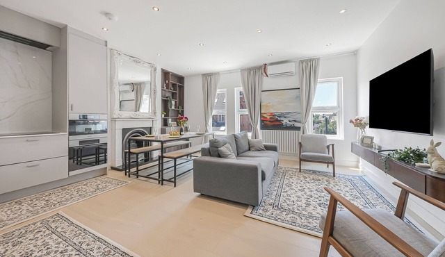 Oversize 3Bed 2bath Victorian Penthouse w/AC in Maida Vale