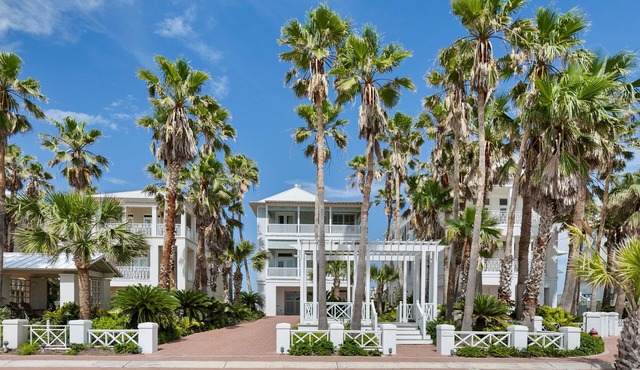Palm House - Private Beachfront House 3 Bedroom Home by RedAwning