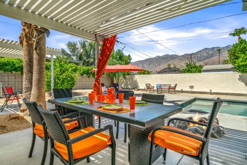 Palm Springs Home with a Resort Style Backyard -Joy pool hot tub views