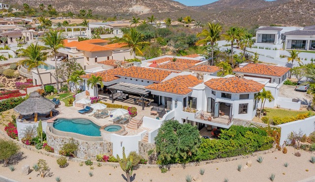 Pamper Yourself in 5 Star Luxury! Stunning Ocean Views, Beach Club, Golf, Pool.