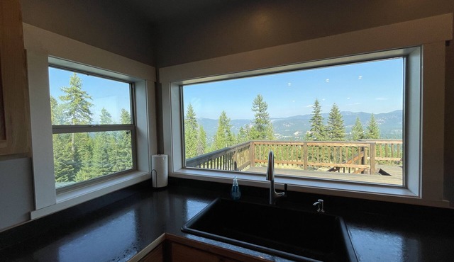 Panoramic Mountain View Loft in Libby