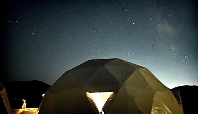 Panoramic Sunset Views 360° Hilltop Double Domes En-suite bathrooms Soaking Tub in Yokuts Valley
