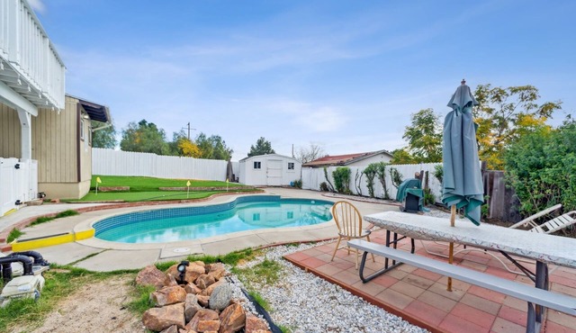 Paradise On Earth (3-Bedroom Home) with Pool - Pets Allowed by RedAwning