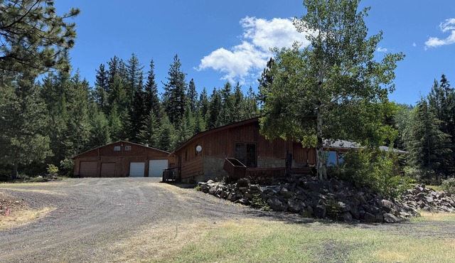 Patchwork Acres, dog friendly with an amazing view of the Camas Prairie.
