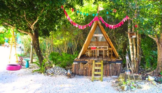 PEACE, LOVE & WIFI - Poolside Family Bungalow