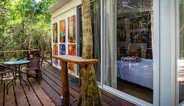 Peaceful Getaway in the Jungle with AC and private deck with Hot Tub.