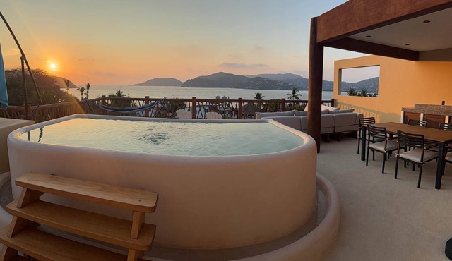 Penthouse private pool 1 block from beach 3 bedroom