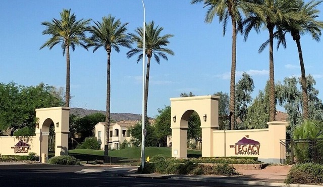 PERFECT PHOENIX LOCATION~ Beautiful RESORT & King Bed Studio ~ Amenities ++ !!
