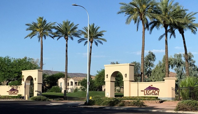 PERFECT PHOENIX LOCATION~ Beautiful RESORT & King Bed CONDO~ Amenities ++ !!