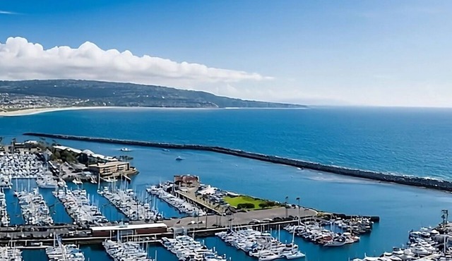 Perfect Spot for Soaking Up Some Sun & Sightseeing! 3 Relaxing Units, w/Balcony