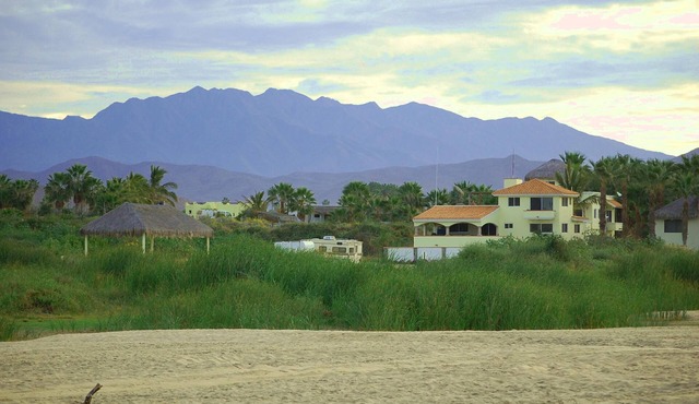 Pescadero Palace 5BR Guest House with Pool, Jacuzzi, Infront of Surf!