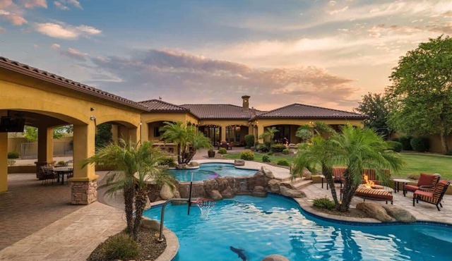 Pet Friendly, Extravagant North Scottsdale Estate - Theater, Bball & more!