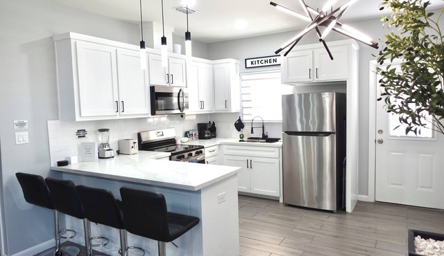 Pet Friendly Gated Modern 2-Bedroom Apartment- Smart TVs, Fast WiFi, Peaceful