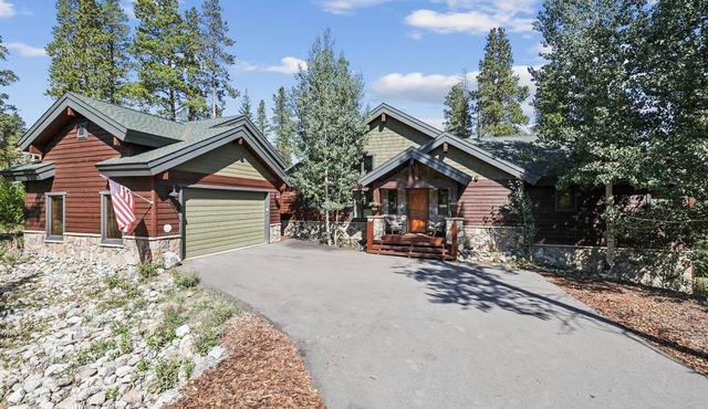 Pet Friendly- Pine Needle Lodge, a 4BR, 4.5BA retreat with hot tub, views, and sleeps 10!