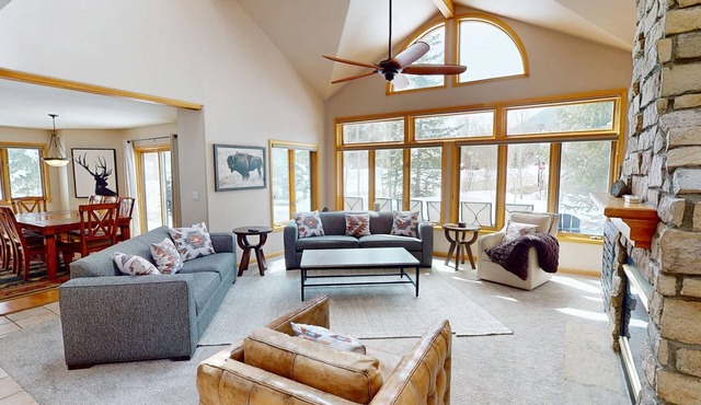 Pet Friendly, Private Hot Tub, Deck! BIG Home for Family/Teams. Near Events in Silverthorne
